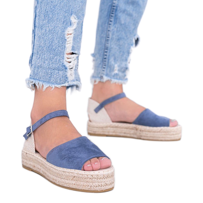 Blaue Sandalen auf der Pearl River-Plattform