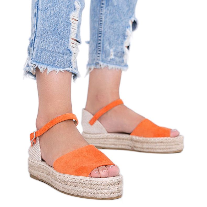 Orangefarbene Sandalen auf der Pearl River-Plattform