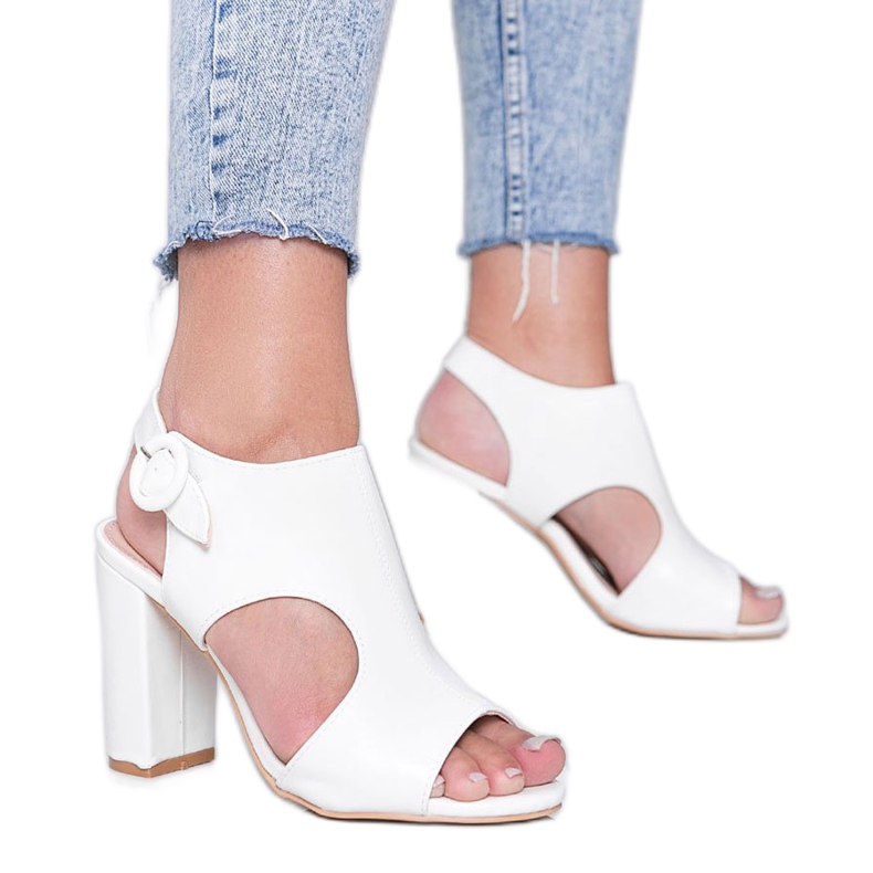 Weiße Sandalen auf einem Candy Style Pfosten