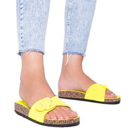 Gelbe Hausschuhe auf der Korksohle