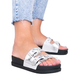 Silberne Pantoffeln mit dekorativen Go Crazy-Schnallen silber-