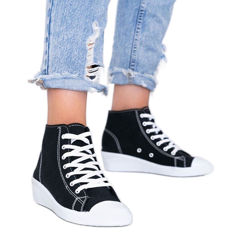 Schwarze knöchelhohe Sneaker auf dem Marine Wedge