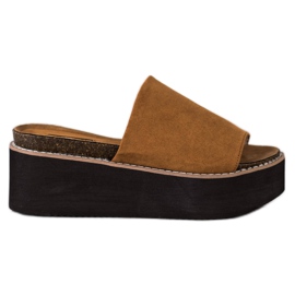 Corina Hausschuhe auf einer hohen Plattform braun