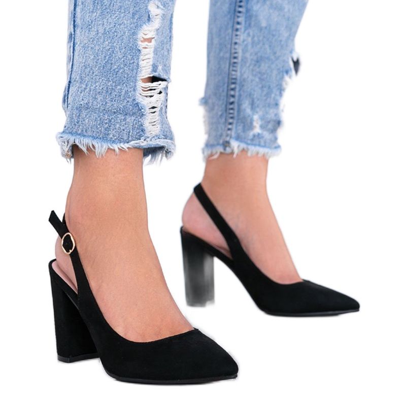 Schwarze Pumps am Pho-Post