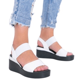 Weiße Keilsandalen von Wins