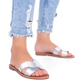 Silberne Pantoffeln im Phoenix-Krokodilhaut-Muster silber-