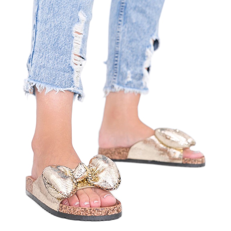 Goldene Hausschuhe mit Norris-Schleife