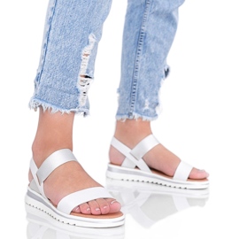 Weiße Sandalen auf dicker Cro-Sohle