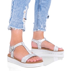 Silberne Sandalen im Kiko Schlangenhautmuster