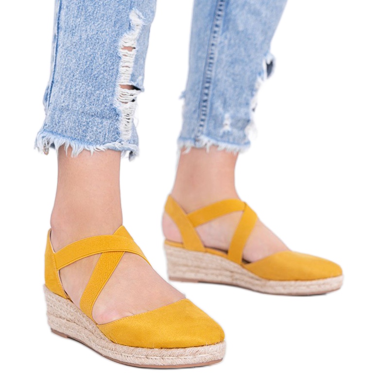 Senffarbene Espadrilles auf dem Keilabsatz Monic gelb