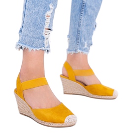 Gelbe Espadrilles an Louises Wedge