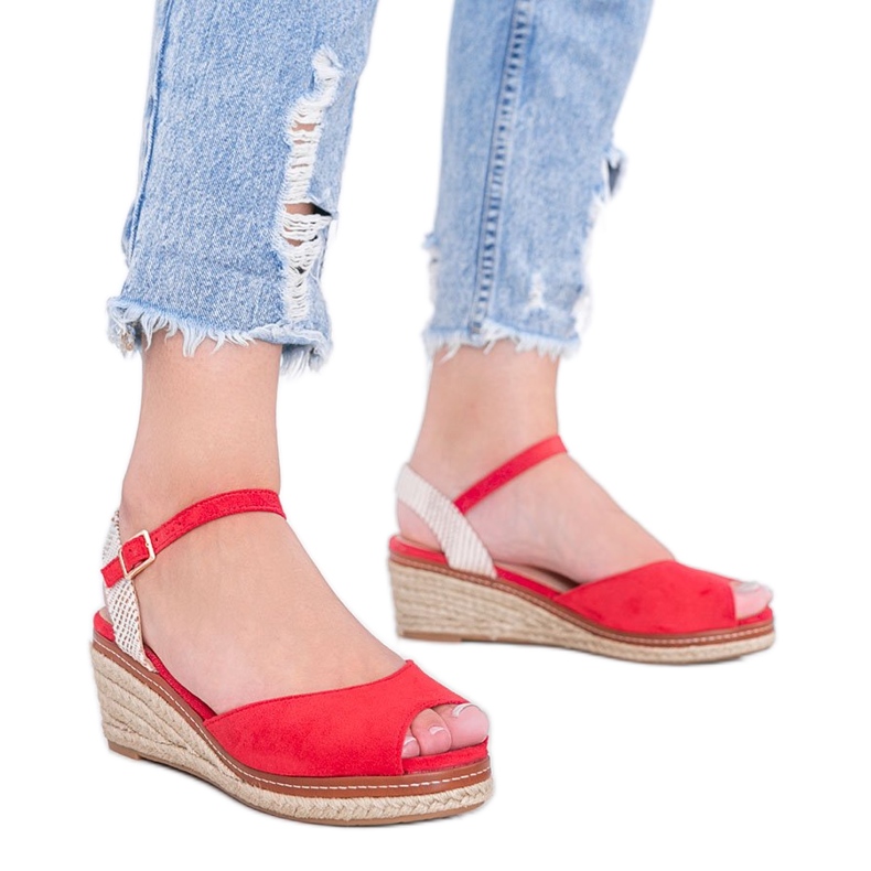Rote Espadrilles am Heis Wedge