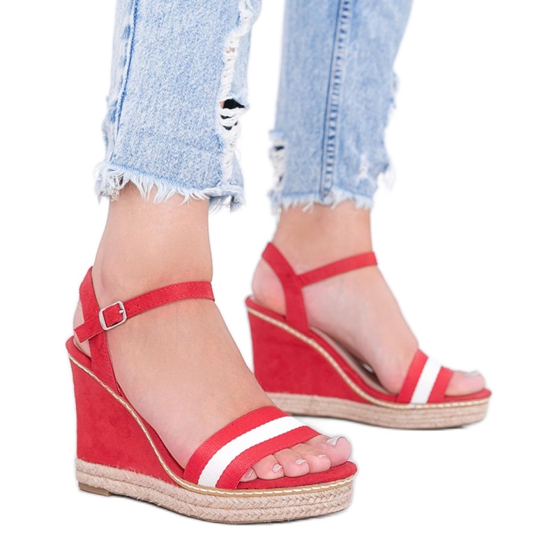 Rote Espadrilles am Mona Wedge