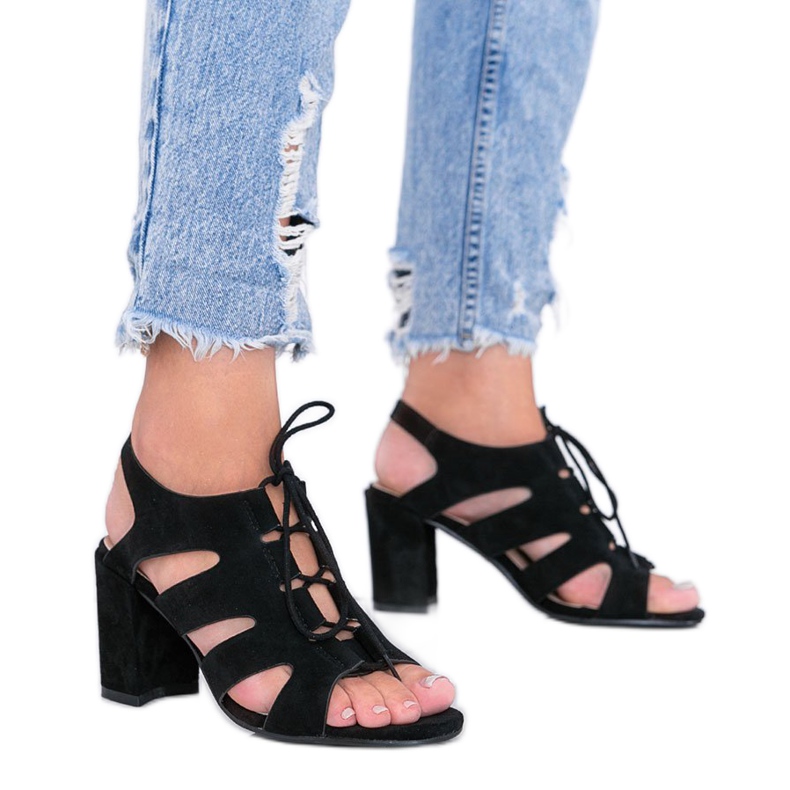 Schwarze Schnürsandalen am Isabella-Pfosten