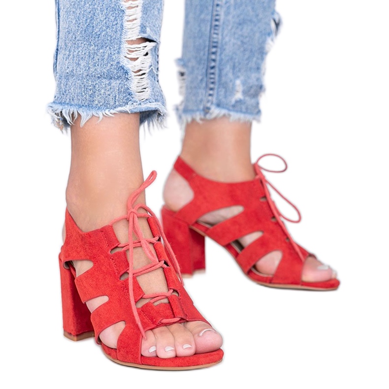 Rote Schnürsandalen auf dem Posten von Isabella