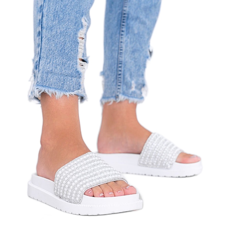 Trishas reich verzierte weiße Hausschuhe