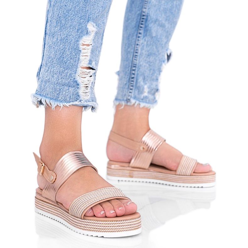 Beige Sandalen mit klobiger Senorita Sohle