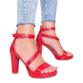 Rote Sandalen auf der Got You-Plattform