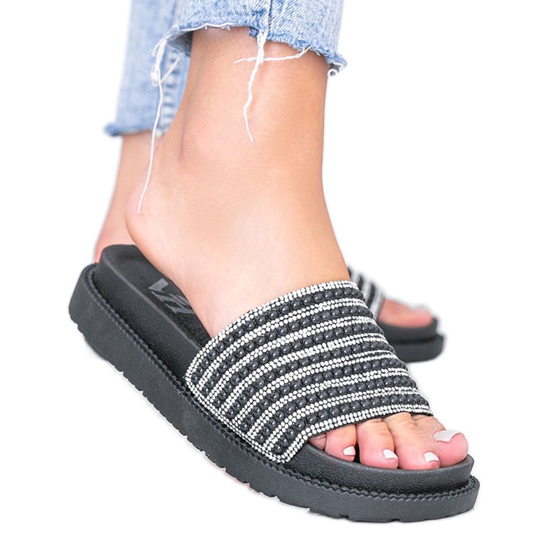 Schwarze Hausschuhe, reich verziert von Trisha