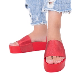 Rote Flip-Flops auf dicker Crysta-Sohle