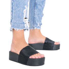 Schwarze Pantoffeln auf dicker Crysta-Sohle