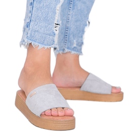 Graue Hausschuhe auf der Plattform