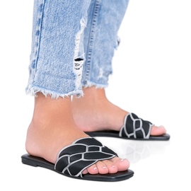 Schwarze Slipper mit dekorativem Stormi-Obermaterial