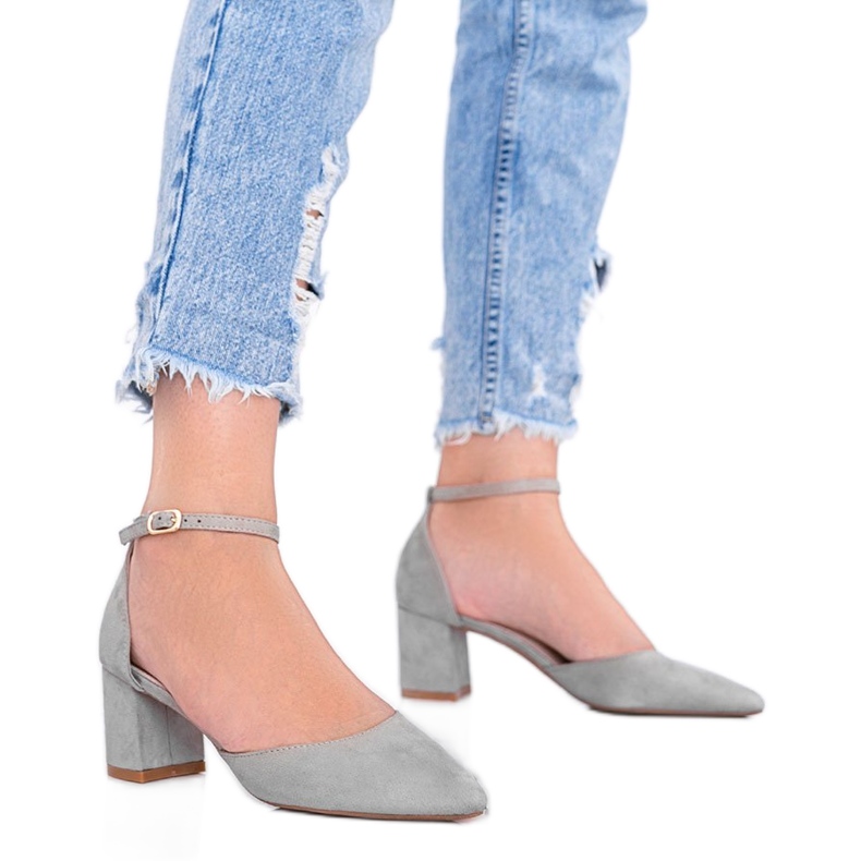 Graue Pumps am niedrigen Gemma-Pfosten