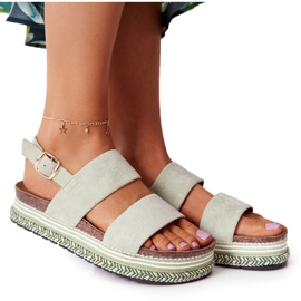 Wildledersandalen auf der grünen Olimpia-Plattform