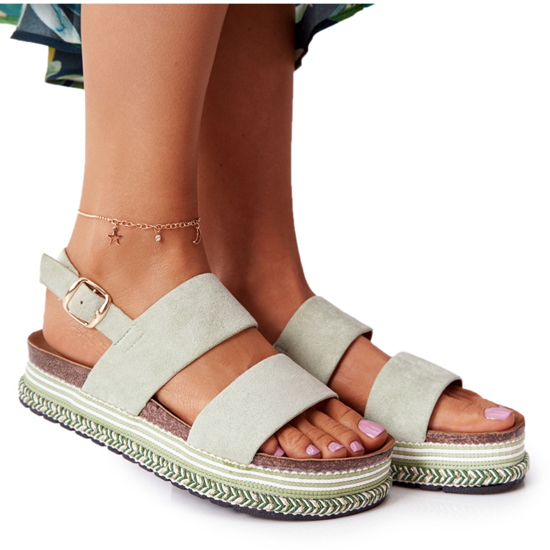 Wildledersandalen auf der grünen Olimpia-Plattform