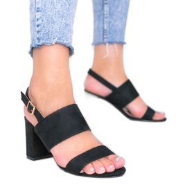 Schwarze Sandalen auf dem Lil Sweetie Post