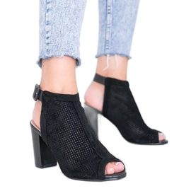 Schwarze durchbrochene Sandalen am Veronika-Pfosten