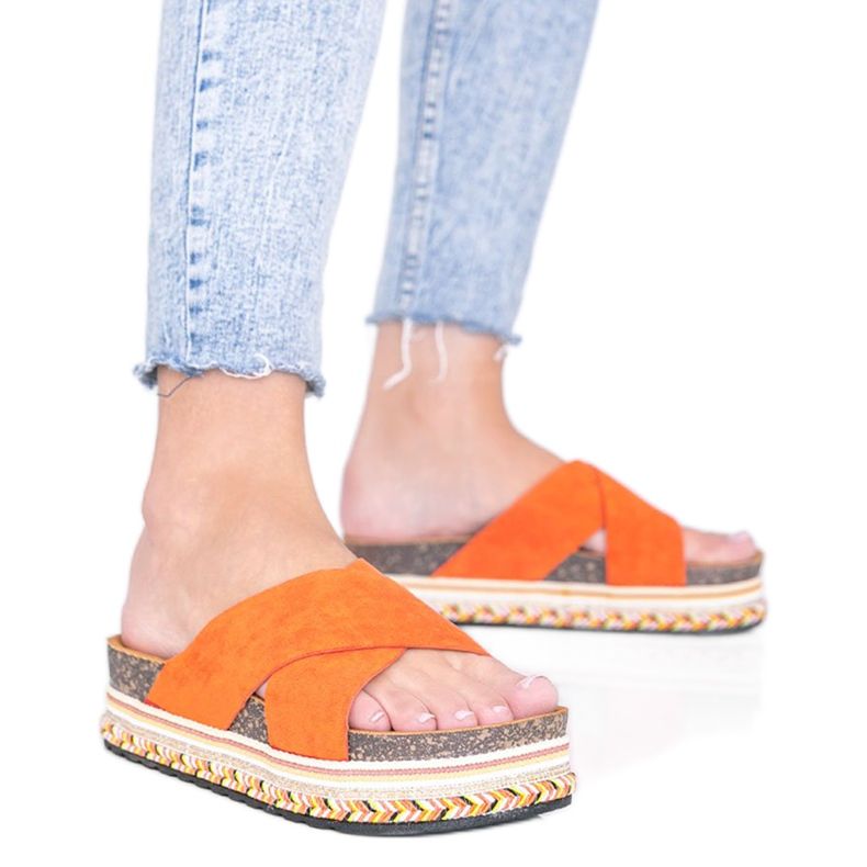 Orangefarbene Pantoffeln mit dekorativer Riri-Sohle