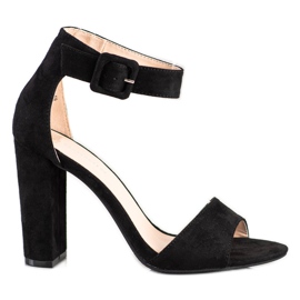 Goodin Schwarze Sandalen auf einem hohen Pfosten