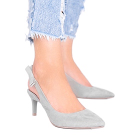 Graue Pumps auf einem Tari-Absatz