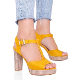 Senffarbene Sandalen auf Filys Post gelb