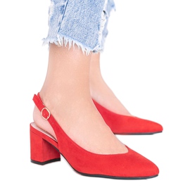 Rote Pumps auf dem Posten von Petty