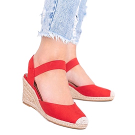 Rote Espadrilles an Louises Keil