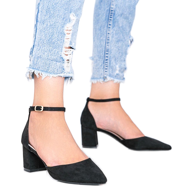 Schwarze Pumps auf einem niedrigen Gemma-Pfosten