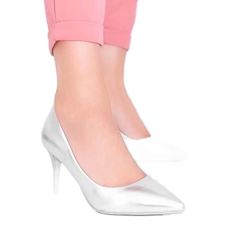 Silberne Pumps auf einem Venicia-Absatz silber-