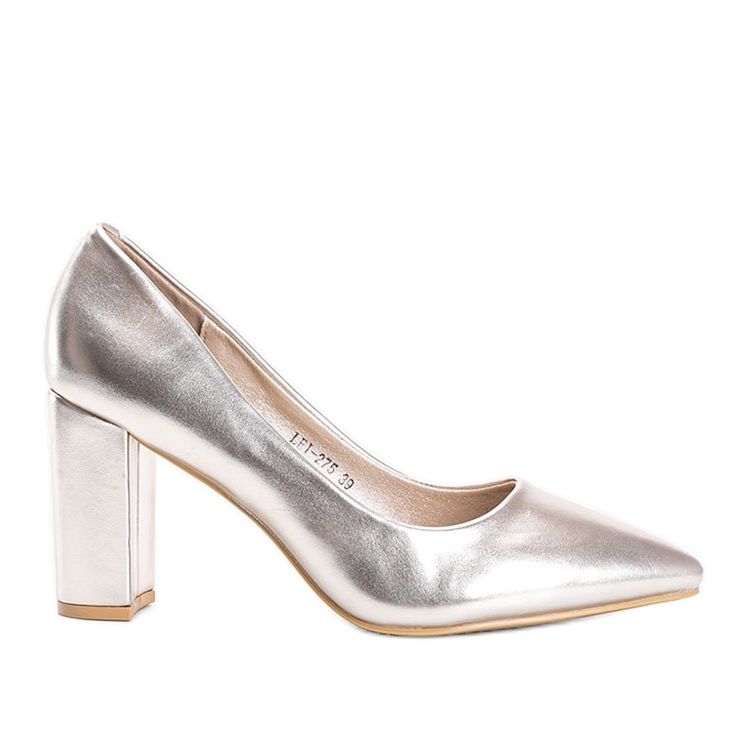 Goldene Metallic-Pumps an der Biancaa-Säule