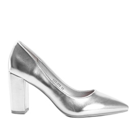 Silber-Metallic-Pumps am Biancaa-Pfosten