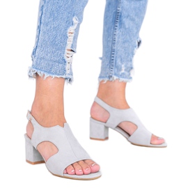 Graue Sandalen auf niedrigem Buenna-Pfosten