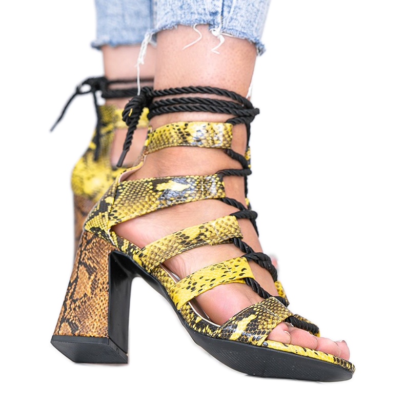 Gelbe Sandalen im Fröhlichen Schlangenhautmuster schwarz