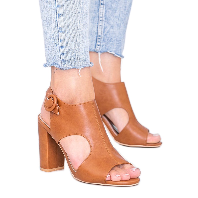 Braune Sandalen am Gally-Pfosten