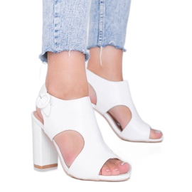 Weiße Sandalen am Gally-Pfosten