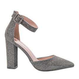 Grau glänzende Pumps auf Milas Post