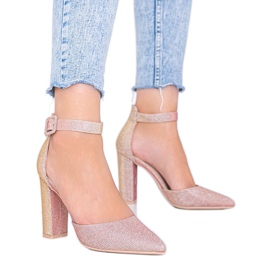 Rosa glänzende Pumps auf Milas Post golden