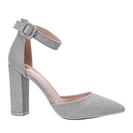 Glänzende silberne Pumps auf Milas Post silber-