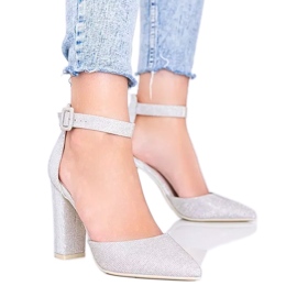 Glänzende beige Pumps auf Milas Post